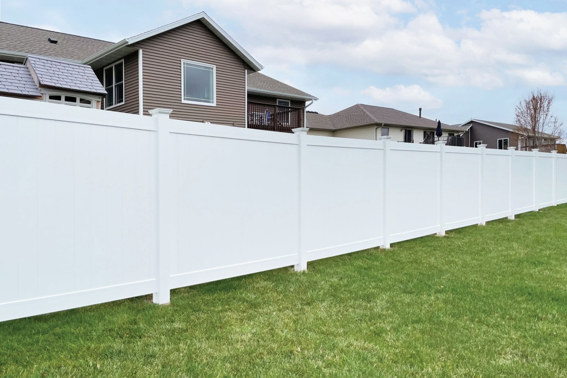 White vinyl privacy fence